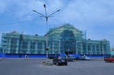 Это третий (1953 г.) вокзал — типичный проект для  вокзалов сталинского периода. Первый (1869) был деревянным, второй (1913) гранитным,    построен  финскими архитекторами. Был уничтожен во время ВОВ.