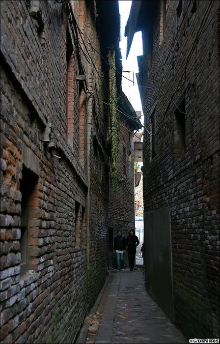 Но можно пройти мимо официального входа узкими улочками. Бхактапур, Непал