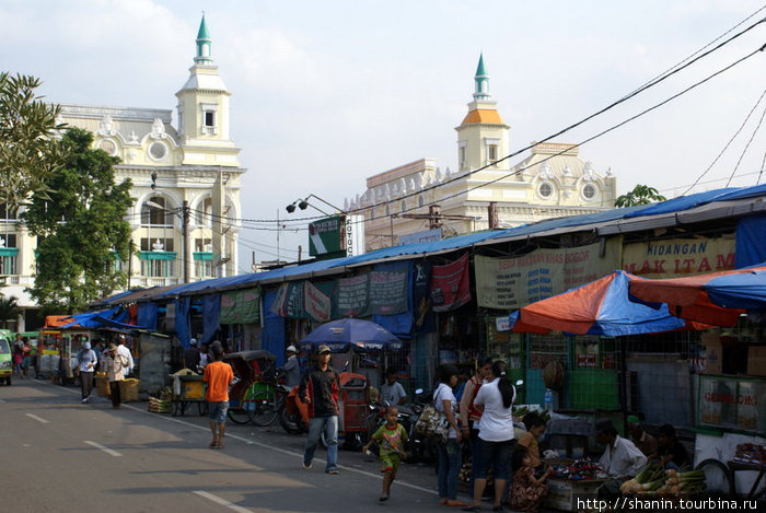 Улочка вдоль железнодорожных путей Богор, Индонезия