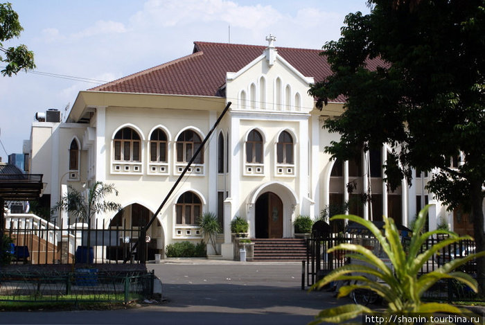 Здание в голландском колониальном стиле Богор, Индонезия