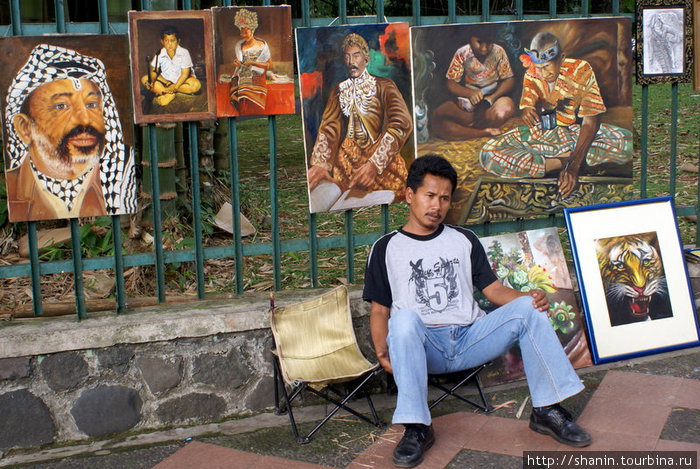 Продавец картин на улице Богор, Индонезия