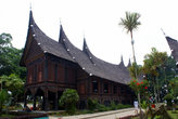 Здание в традиционном суматранском стиле