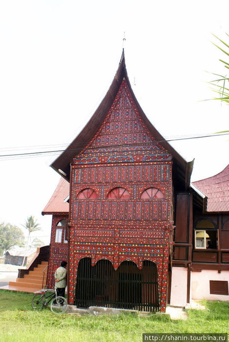 Дом с островерхой крышей Кота-Гаданг, Индонезия