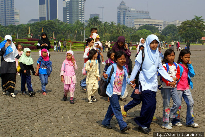 Прогулка по площади Мердека Джакарта, Индонезия