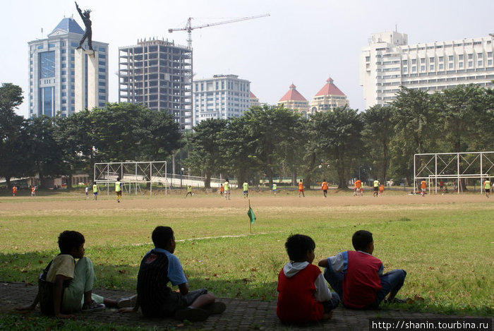 Футбольное поле у собора Джакарта, Индонезия