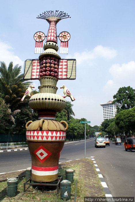 Скульптура посреди улицы Джакарта, Индонезия