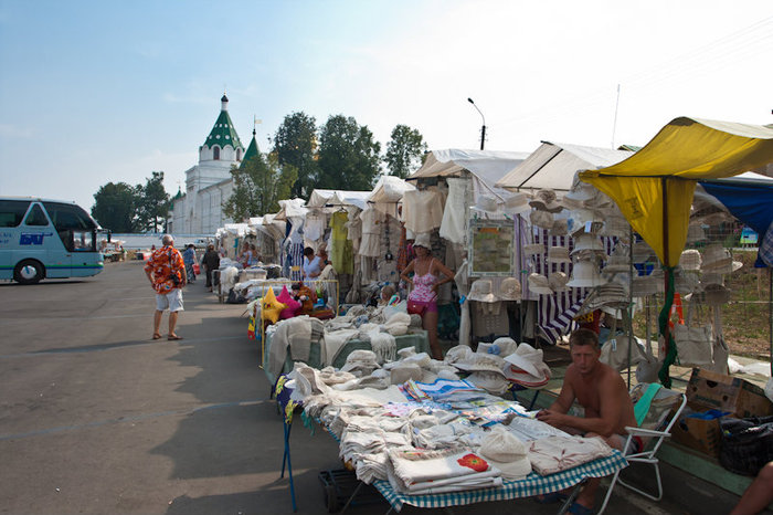 Около снет монастыря торгуют разнообразными сувенирами, но в осномном это льняные изделия Кострома, Россия