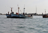 рыбацкие лодки в заливе