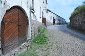 Подъем с Переднего двора на Верхний двор. Слева — помещения складов и казарм, выстроенные вдоль крепостной стены в XVII-XIV веках.
