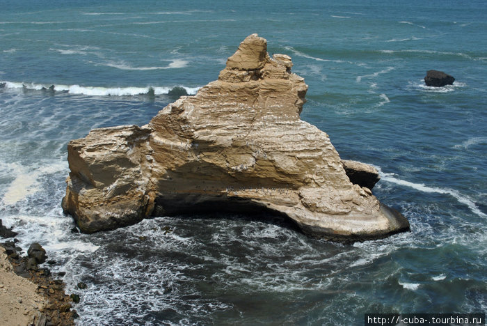 остатки знаменитой арочной скалы, разрушенные землетрясением 2009 года Острова Бальестас Национальный Резерват, Перу