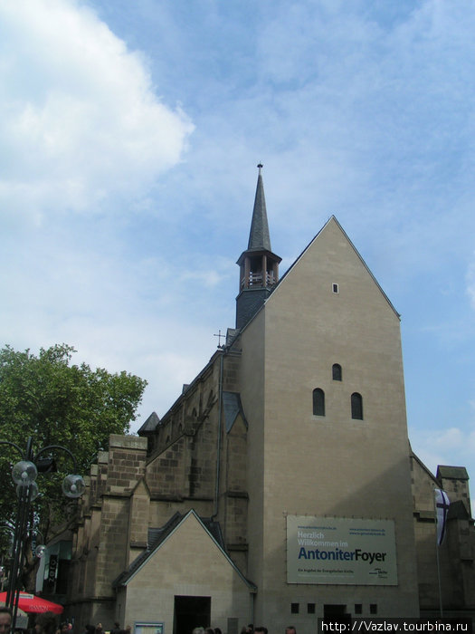 Боковой вид на церковь Кёльн, Германия