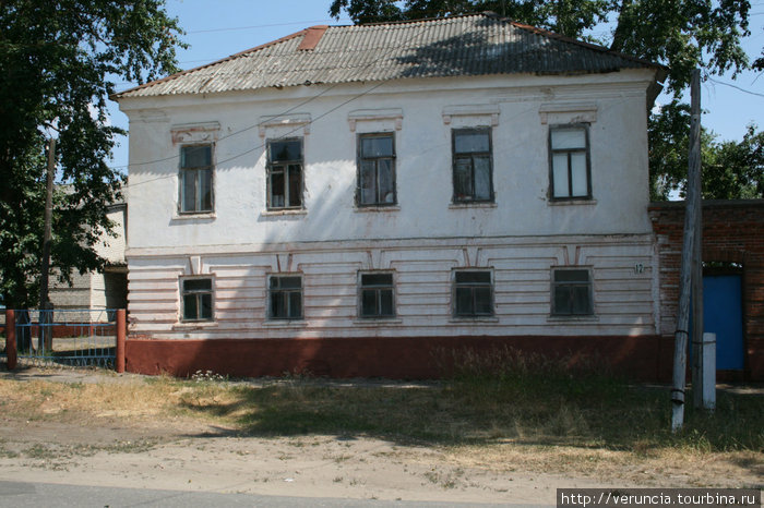 В этом доме располагалось уездное училище. Построено на средства племянника адмирала Ушакова.