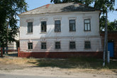 В этом доме располагалось уездное училище. Построено на средства племянника адмирала Ушакова.