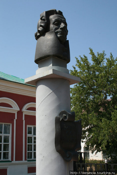 Памятник адмиралу возле музея.