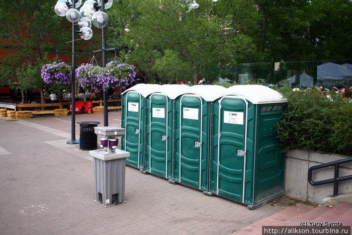 Это бесплатные туалеты. В Штатах такие то же выставляют в местах скопления народа. Но удивило наличие хэнд санитайзера (средство для дезинфекции рук) — та тумбочка перед туалетами.
