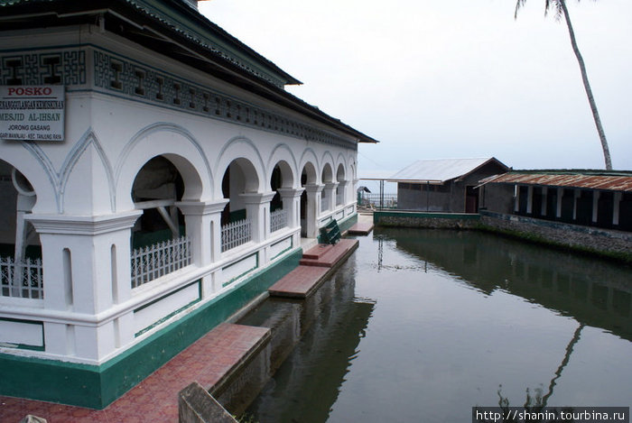 Мечеть на берегу озера Манинджао Букиттинги, Индонезия