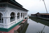Мечеть на берегу озера Манинджао
