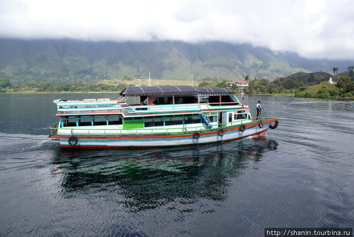Паром приближается к острову Самосир Остров Самосир, Индонезия