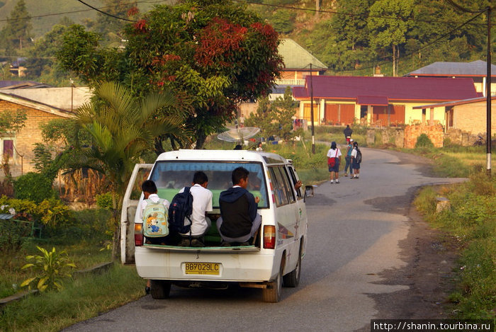 Школьники спешат на учебу Остров Самосир, Индонезия
