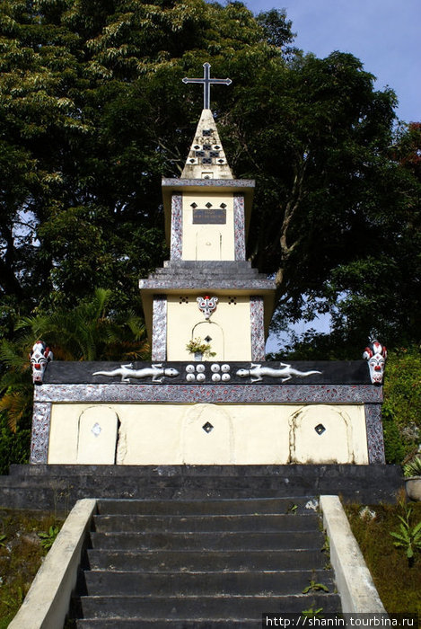 Памятник Остров Самосир, Индонезия
