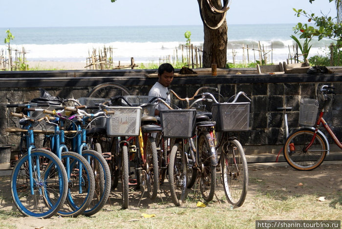 Стоянка велосипедов у пляжа Пангандаран, Индонезия