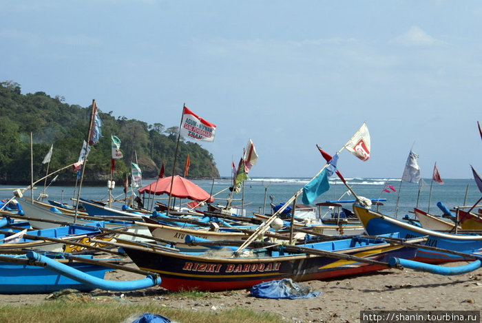 Лодки на берегу Пангандаран, Индонезия
