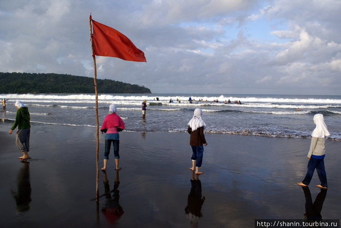 Мусульманки на пляже Пангандаран, Индонезия