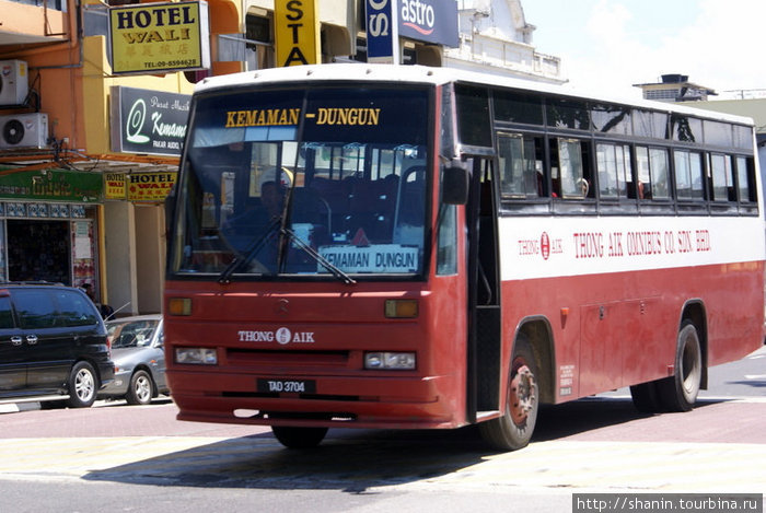 Автобус на центральной улице Кампонг-Кемаман, Малайзия
