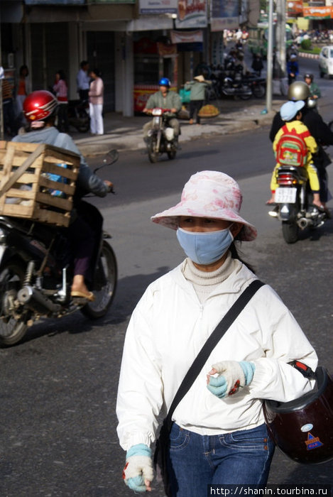 На улице много мотоциклистов — как и везде во Вьетнаме Далат, Вьетнам