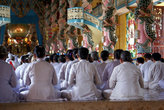 Храм заполнен монахами