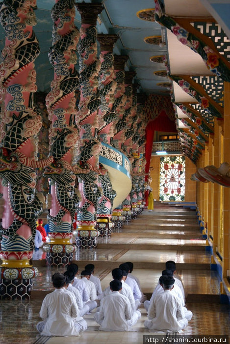 В боковом приделе храма Тэйнинь, Вьетнам