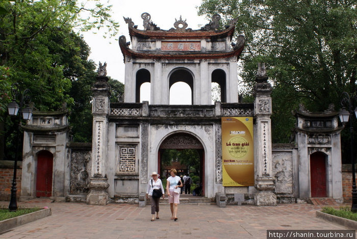 Вход в храм Литературы Ханой, Вьетнам