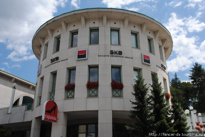 Даже офис банка здесь выглядит по курортному Блед, Словения