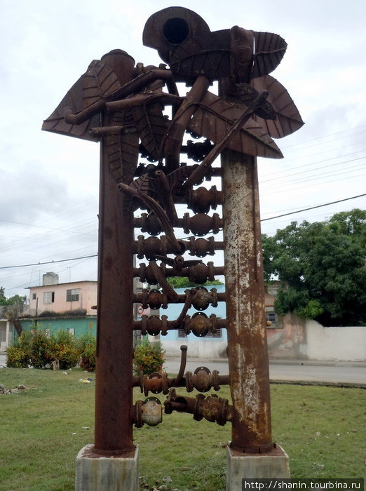 Абстрактная скульптура Ольгин, Куба