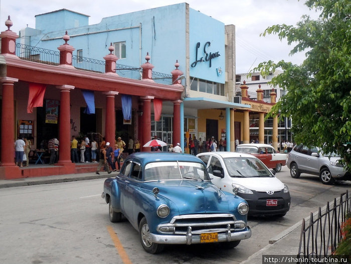 Парковка на центральной площади Ольгин, Куба