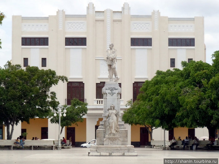 На главной площади Ольгин, Куба