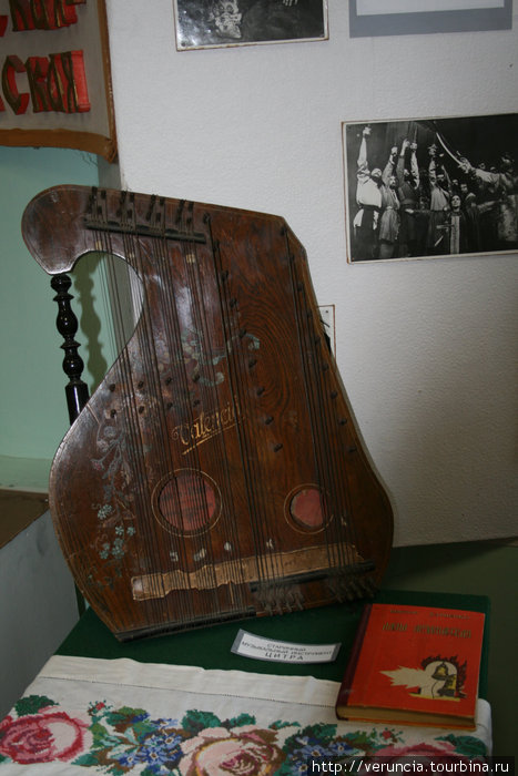 Старинный инструмент цитра в зале Истории.