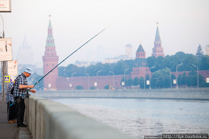 Рыбаки пытаются что-то поймать... Москва, Россия