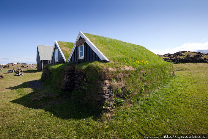 По дороге попадается маленький музей. Это традиционный исландский дом. Он делится на две секции, одна холодная, что-то вроде сеней, вторая жилая Олафсвик, Исландия