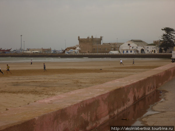 вид на крепость и порт с набережной Эссуэйра, Марокко