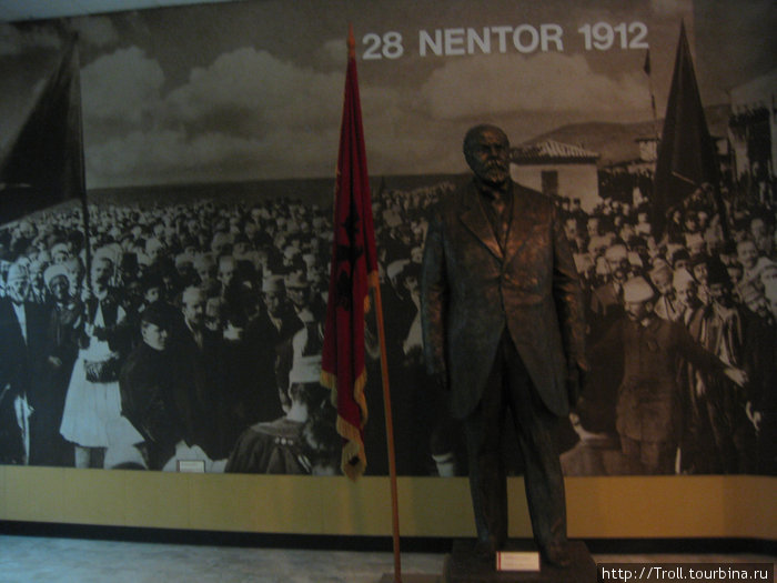 Участок экспозиции, посвященной созданию Албании как государства. На переднем плане — отец-основатель Тирана, Албания
