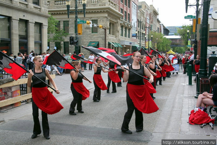 Танцовщицы из marching band. Они репетируют прямо на улице перед основным выступлением позже в тот же день. Банфф, Канада