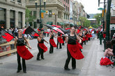 Танцовщицы из marching band. Они репетируют прямо на улице перед основным выступлением позже в тот же день.