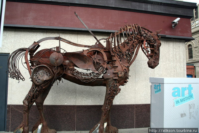 Конь, сделанный из частей старых тракторов. Банфф, Канада