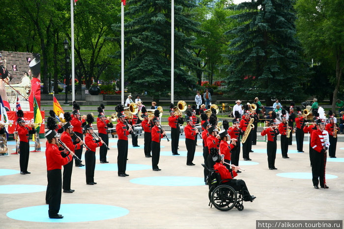 Marching band выступает в Olympic Park. Банфф, Канада
