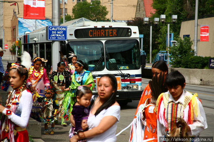 Индейцы приехали на автобусе на выступление. Выглядело странно. Нехватало только лошадей, выходящих из автобуса. Банфф, Канада