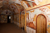 Во время экскурсии вы проходите через 2 церкви, стены которых очень красиво расписаны фресками