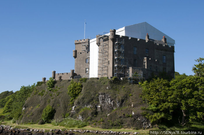 Замок Данвеган (Dunvegan Castle) — к сожалению, под реконструкцией.
Принадлежит клану МакЛаудов (MacLeod) — кто видел Горца, поймет, о каком клане идет речь )) Остров Скай, Великобритания