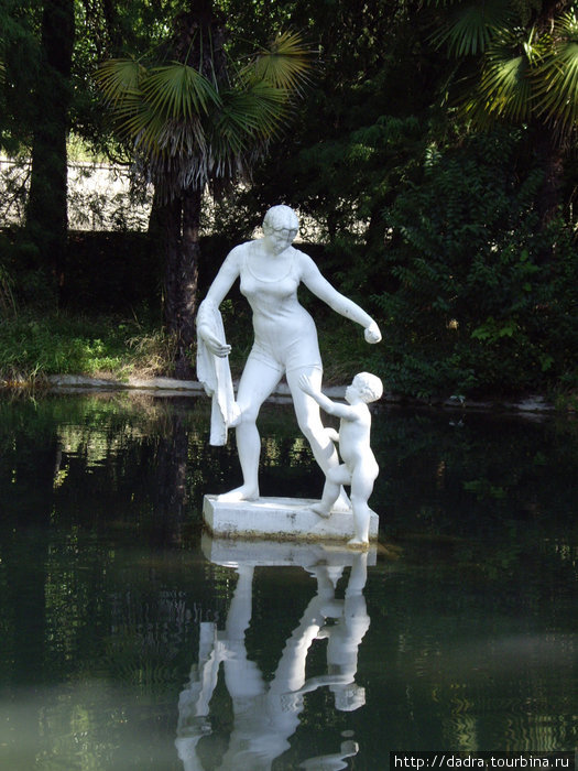 Статуя в Приморском парке. Гагра, Абхазия