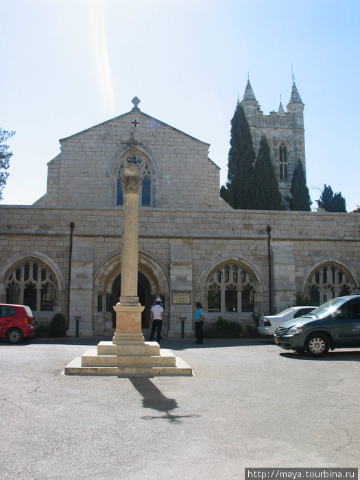 В центре колонна с крестом Иерусалим, Израиль